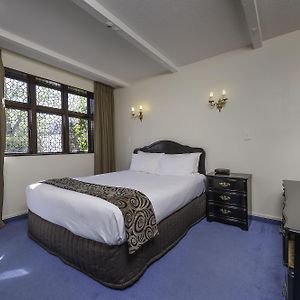 One-Bedroom Queen Suite